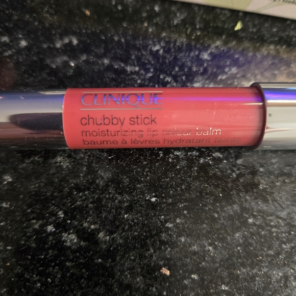 Clinique Chubby Stick Moisturizing Lip Colour Balm - 30 Broadest Berry Color - Picture 4 of 5